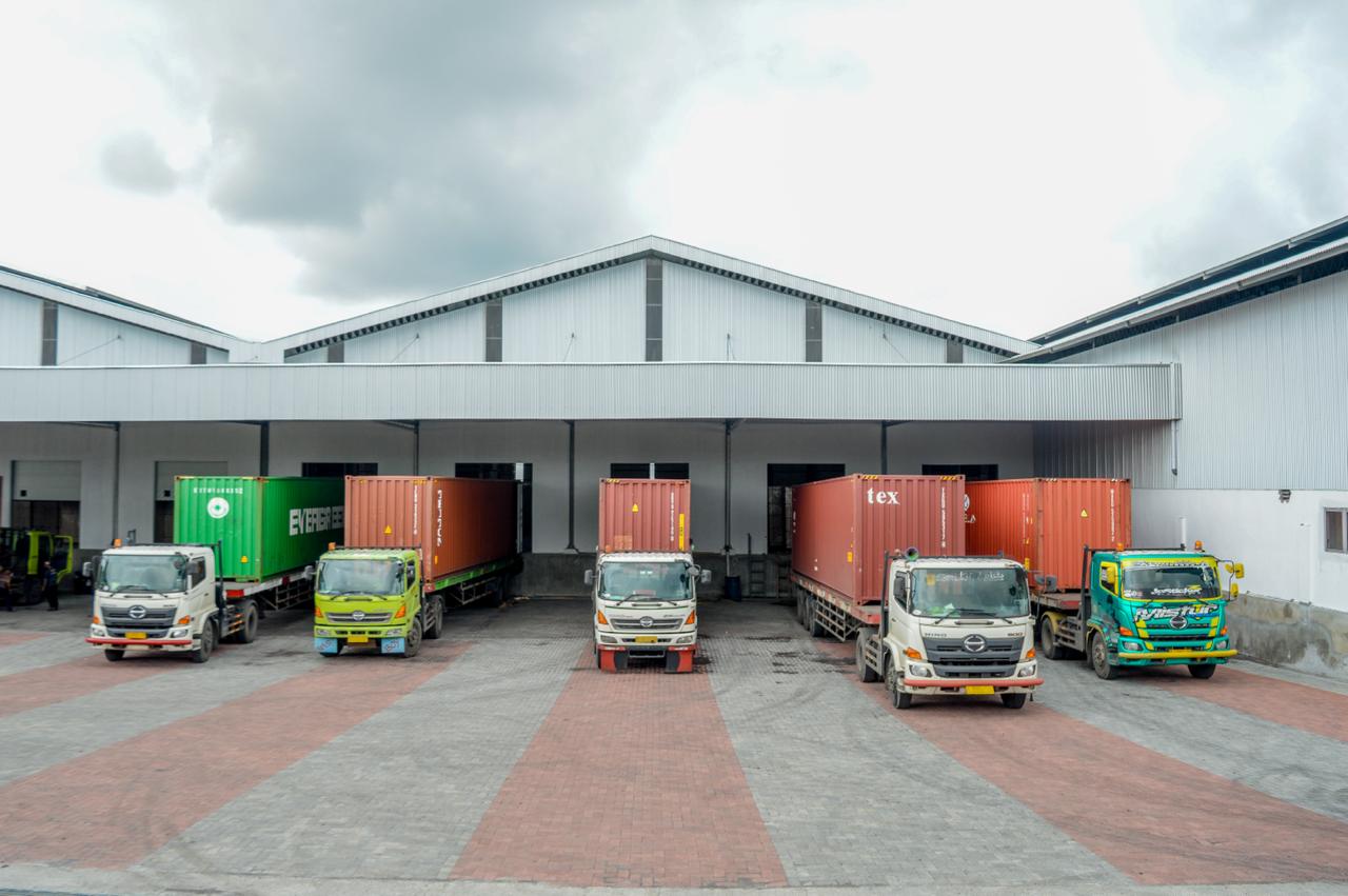 Export loading dock — 5 containers
